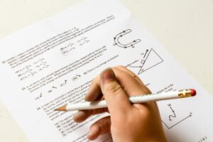 Étudiant qui teste sa compréhension du cours de physique en répondant à un examen blanc